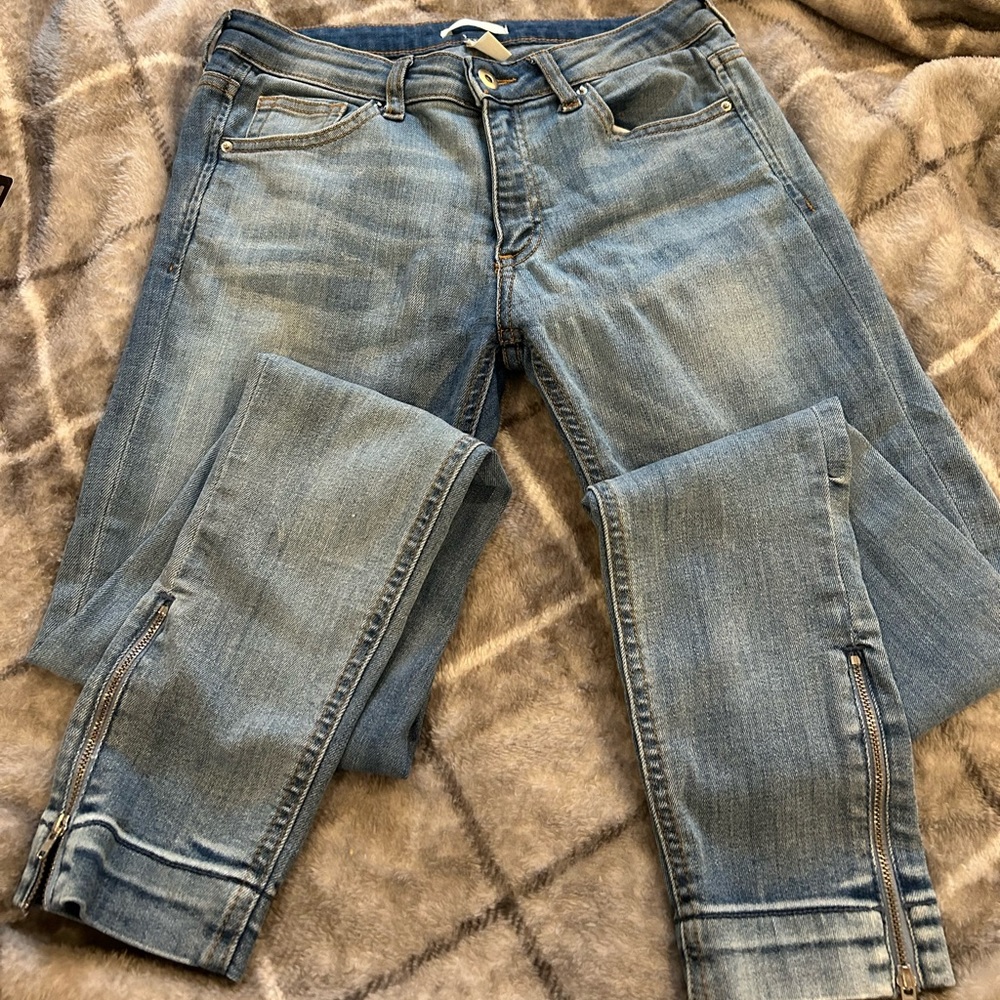 H&M light blue jeans